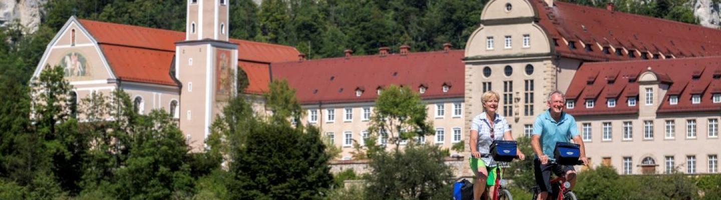 Radfahrer beim Kloster Beuron | © RWR