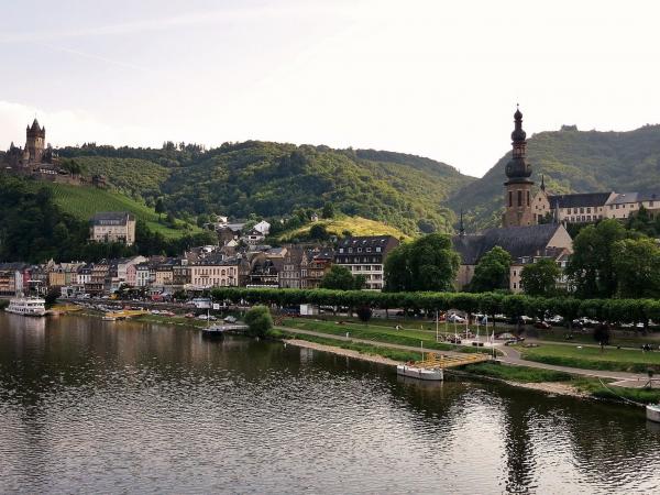 Blick ueber Cochem an der Mosel