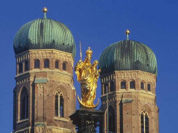 Mnchen - Frauentrme Theatinerkirche + Mariensule