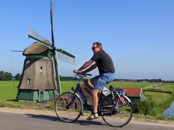 Radfahrer vor Windmhle