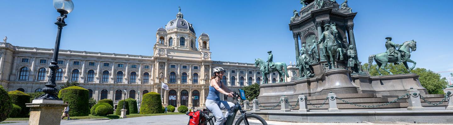 Radfahrer am Maria-Theresien-Platz mit Naturhistorischem Museum im Hintergrund in Wien | &copy; Rad + Reisen GmbH | Carina Essbuechl / Carina E�b�chl