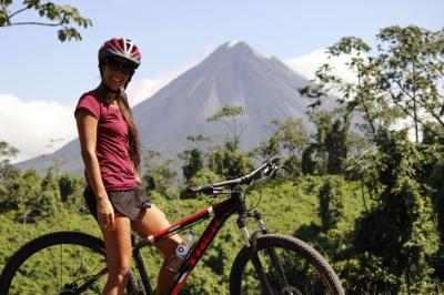 Radfahrerin vor dem Vulkan