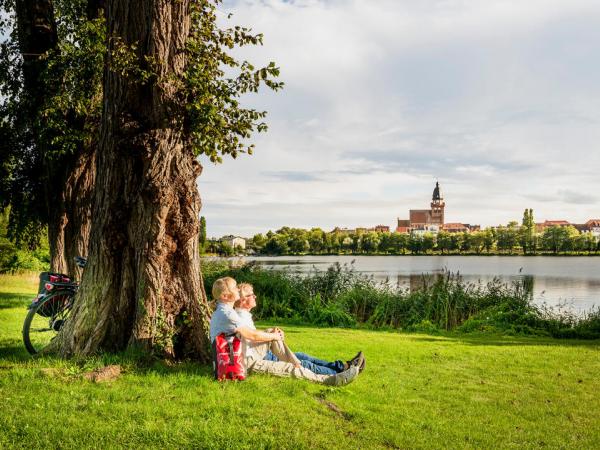 Radfahrer machen Pause am Tiefwarensee