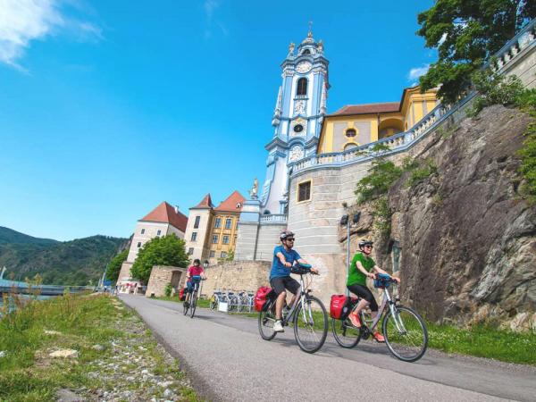 Radler am Donauradweg in Drnstein