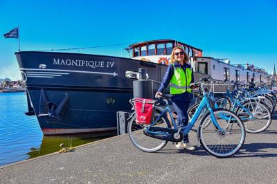 Holland / Belgien - Radfahrer + Schiff Magnifique