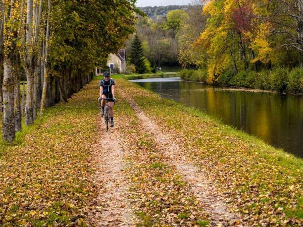 Radler am Kanal - Burgund