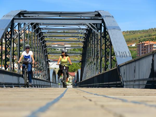 Radfahrer beim berqueren des Douro ber die Peso da Regua Brcke 