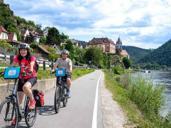 Radfahrer am Donauradweg in D�rnstein