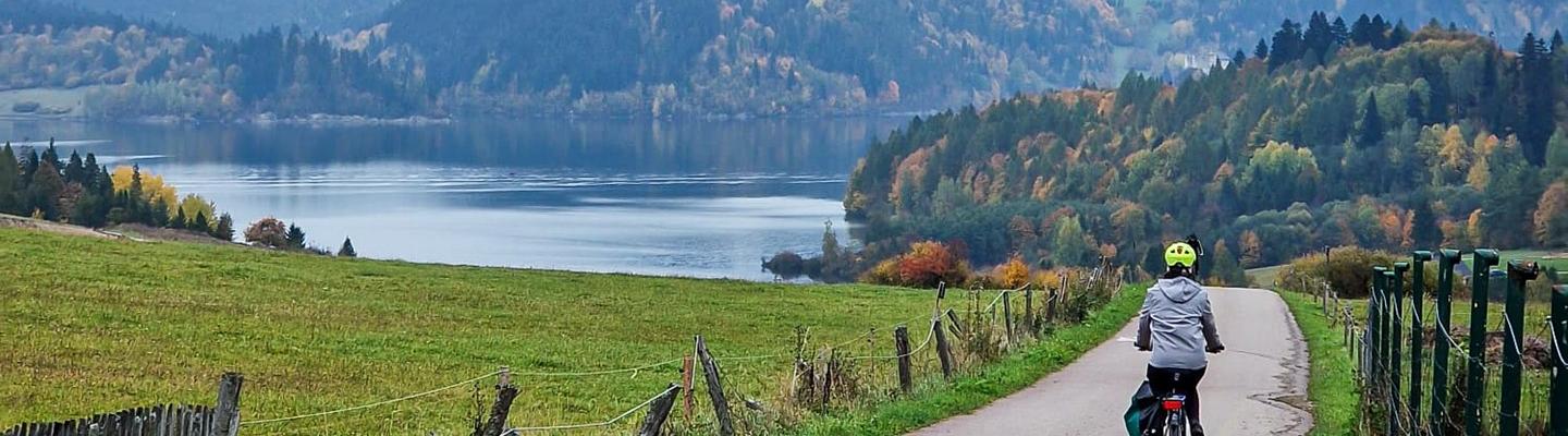 Radfahren in Herbstlandschaft