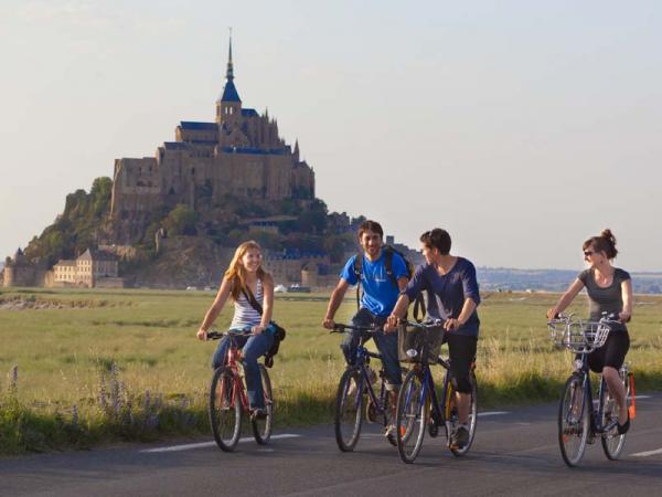 Mont Saint Michel mit Radlern im Vordergrund