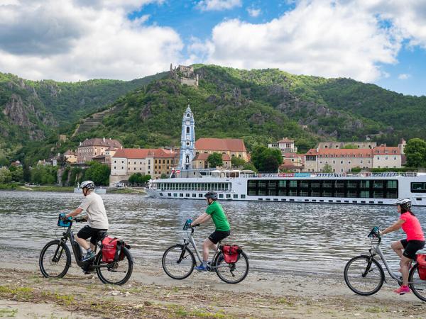 Radfahrer mit MS Lisabelle vor D�rnstein in der Wachau