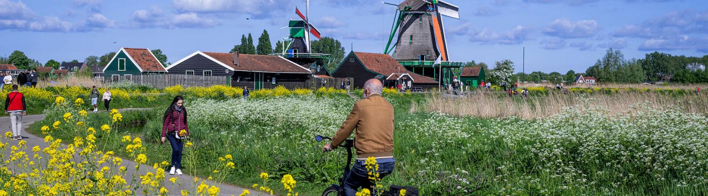 Radfahrer in Zaanse Schans | © Carina Ebchl