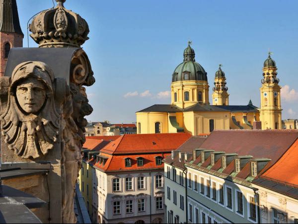 Mnchen - Blick von der Bayrischen Staatsbank auf die Theatinerkirche