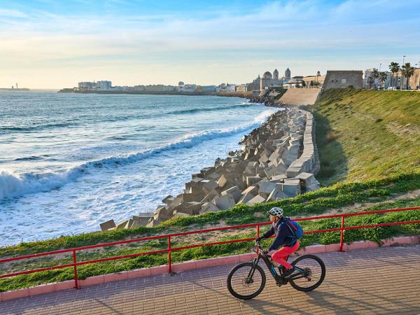 Radfahrerin an der Promenade in Cadiz