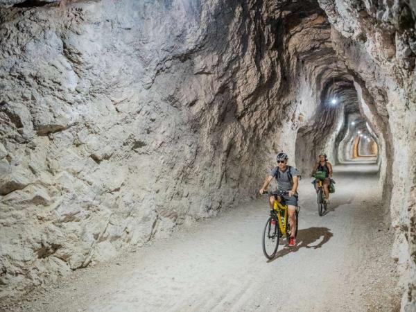 Zwei Radfahrer unterwegs auf dem Dolomitenradweg
