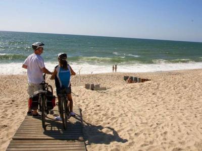 Radfahrer am Strand von Furadouro