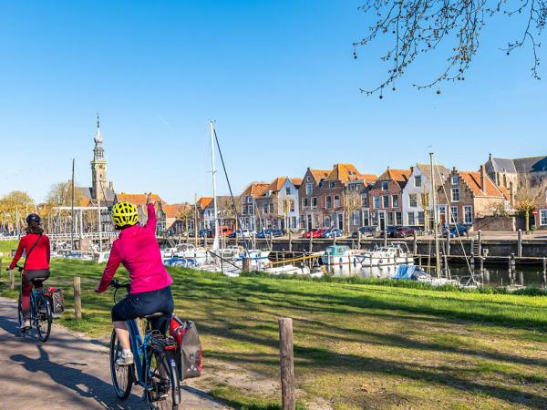 Veere Stadtansicht mit Radfahrerinnen