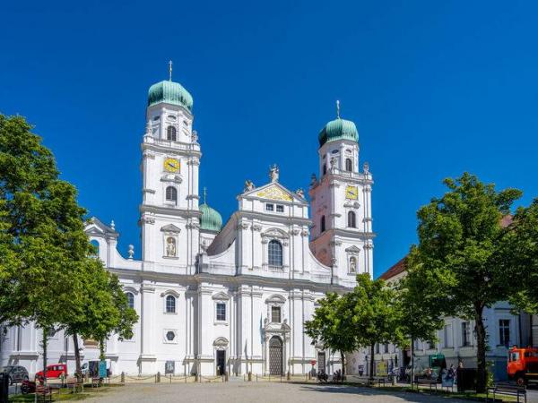 Dom Sankt Stephan in Passau bei Sonnenschein