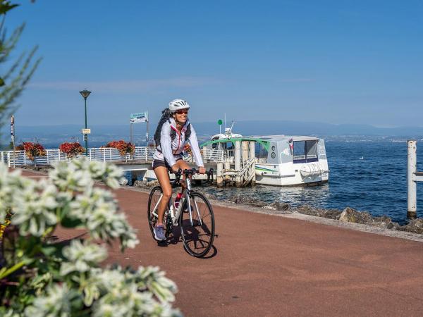 Radlerin am Genfersee in Evian-les-Bains