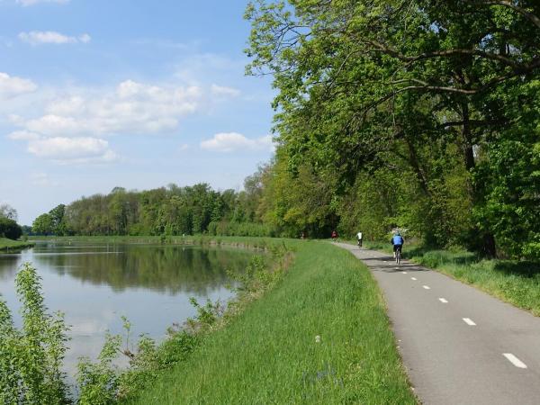 Radfahrer entlang des Flusses