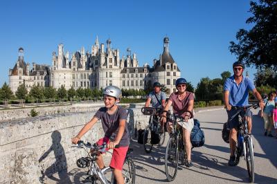Cycling family at Chambord castle