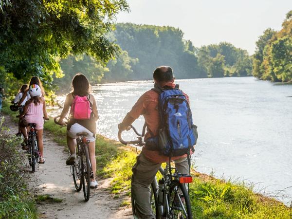 Radweg von Bumen begrenzt mit Radfahrern am Fluss Cher