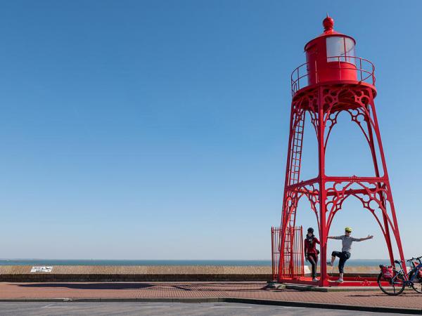 Radfahrerinnen beim Leuchtturm in Veere