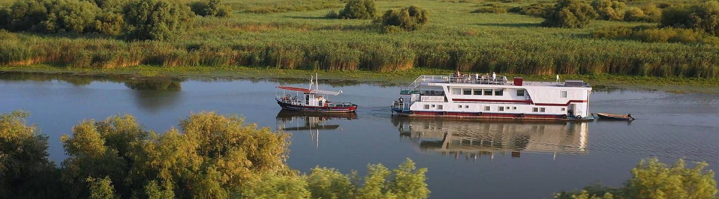 Hotelschiff mit Beiboot im Donaudelta