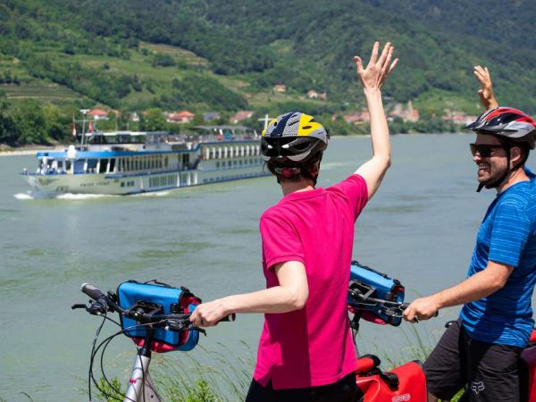 Radfahrer mit Schiff MS Swiss Crown