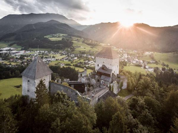 Burg Gallenstein mit Blick auf St. Gallen im Gesuse