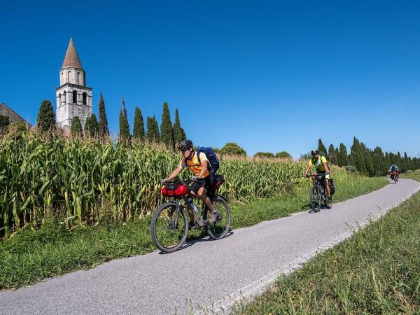 Radfahrer bei Aquileia