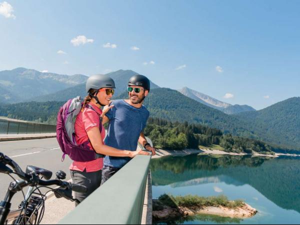 Cycling at lake Sylvensteinsee