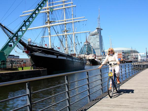 Radfahrerin in Bremerhaven