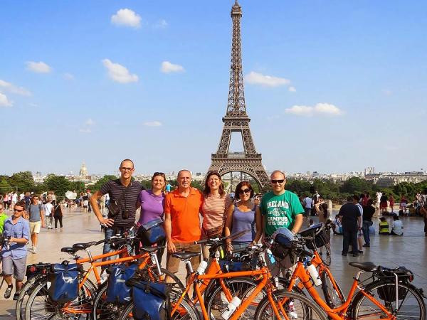 Radfahrer vor dem Eiffelturm in Paris