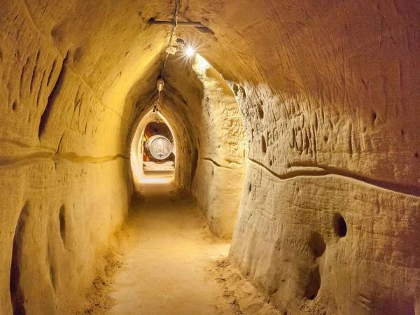 Retz - Erlebniskeller / huge wine cellar below the main square