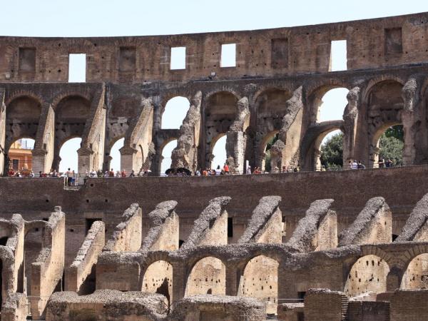 Teilausschnitt des Kolosseums in Rom