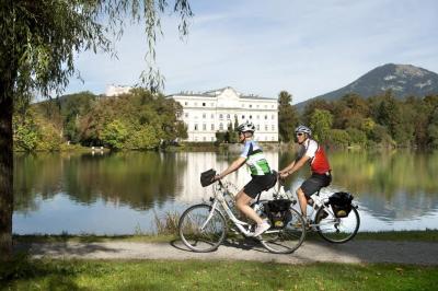 Radler vorm Schloss im Salzkammergut