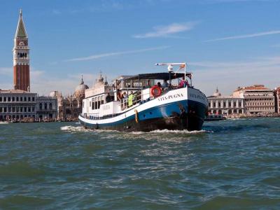 ship vita pugna near Venice