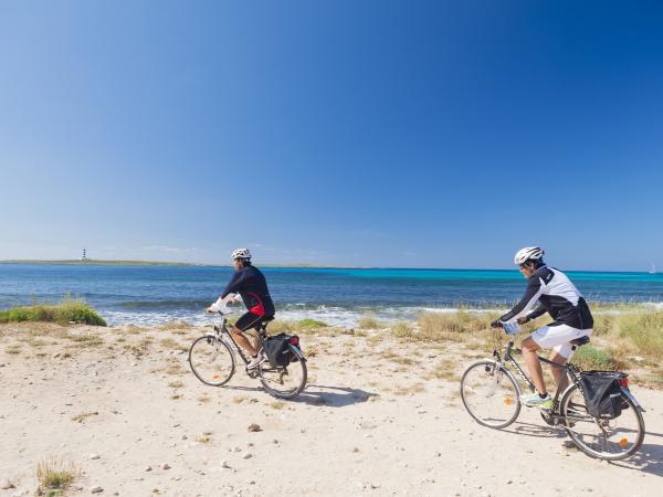 Radfahrer am Strand