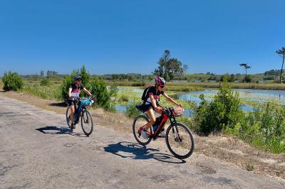 Radfahren durch die Sumpfgebiete