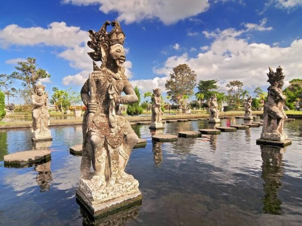Statuen im Tirtagangga Wasser-Palast auf Bali