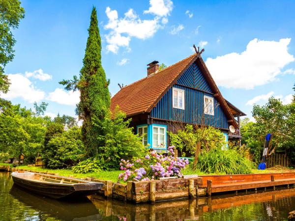 Holzhaus mit Booten und Steg im Spreewald