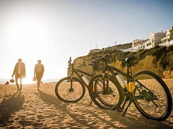 Radfahrer am Strand