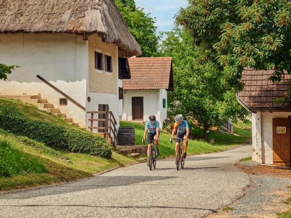 Radfahrer Radeln durch Heiligenbrunn