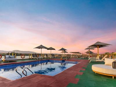 Nebu Sonnendeck mit Pool