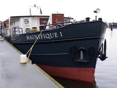 Magnifique 1 am Hafen