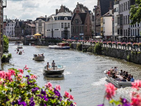 Boote im Kanal von Gent