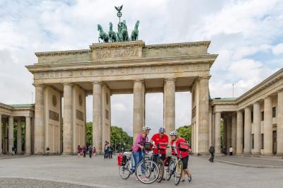 Radfahrer vor dem Brandenburger Tor