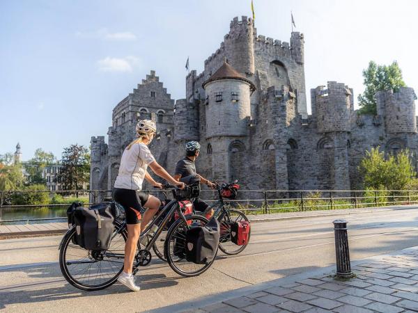 Radfahrer vor Burg Gravensteen in Gent