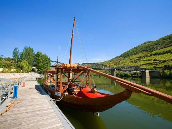 traditionelles Rabelo Boot aus Holz am Ufer des Douro Flusses